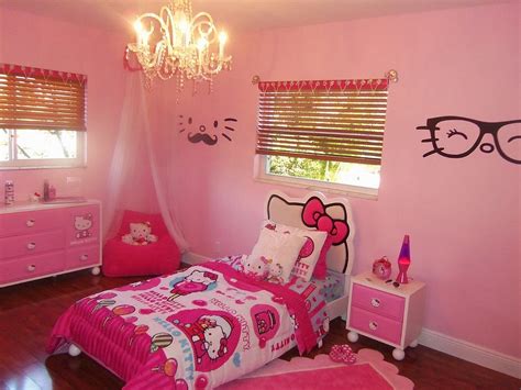 The pink color and cute appearance make this hello kitty famous all around the world. Charming Hello Kitty girl's bedroom idea - Decoist