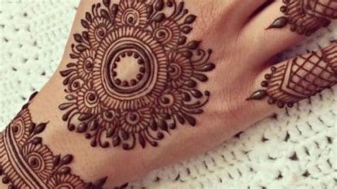 Easy henna art ideas for back hand. Circle mehndi design for back hand || simple gol tikki ...