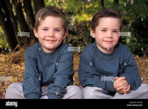 Les Jeunes Garçons Jumeaux Identiques Dans Des Tenues Correspondant à L