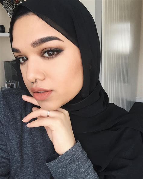 Unbelievably Beautiful Women Wearing Hijabs On IG Her Beauty Page 4