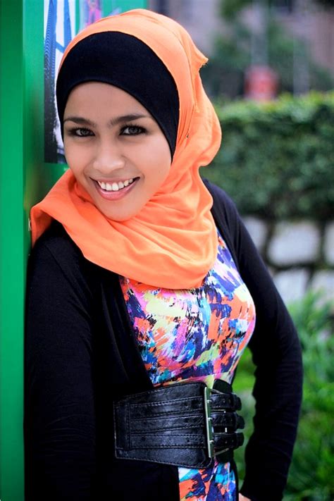 Wallpaper kartun hijab muslimah berkerudung panjang. Muslim Fashion | Fashion 2012 | Fashion Trends: Hijab ...