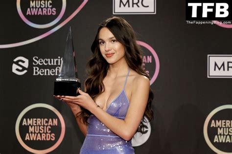 Olivia Rodrigo Shows Off Her Sexy Tits At The 2021 American Music