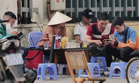베트남 수도 하노이시 보행자 도로서 식음료 노점 철거 나무뉴스