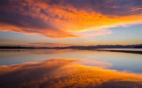 Download Wallpaper 3840x2400 Horizon Sunset Clouds Reflection 4k
