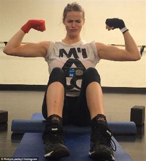Robyn Lawley Flaunts Her Guns In Hands Free Gym Selfie Daily Mail Online