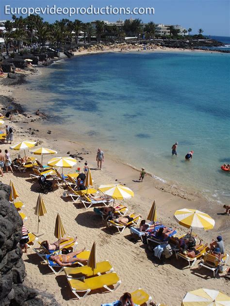 Lanzarote is synonymous with volcanoes, lava fields, rocks in impossible shapes, black and red earth that contrasts with the typical whitewashed houses, the deep blue sea and the light blue sky. Playa de Lanzarote en las Islas Canarias en España | Islas ...