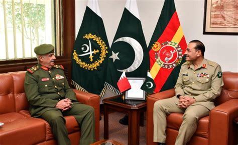 سمو رئيس الحرس الوطني يجتمع مع قائد الجيش الباكستاني بمقر القيادة