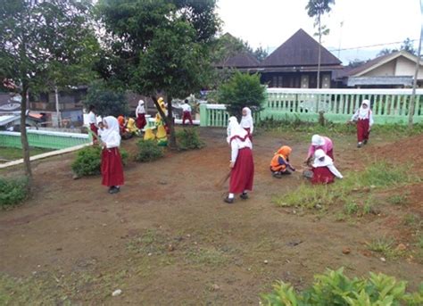 Sebelum liburan, di sekolah pasti diadakan kegiatan gotong royong membersihkan lingkungan sekolah. Gambar Orang Gotong Royong Di Sekolah - Doni Gambar