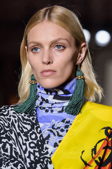 Versace Fall 2018 Fashion Show Details The Impression