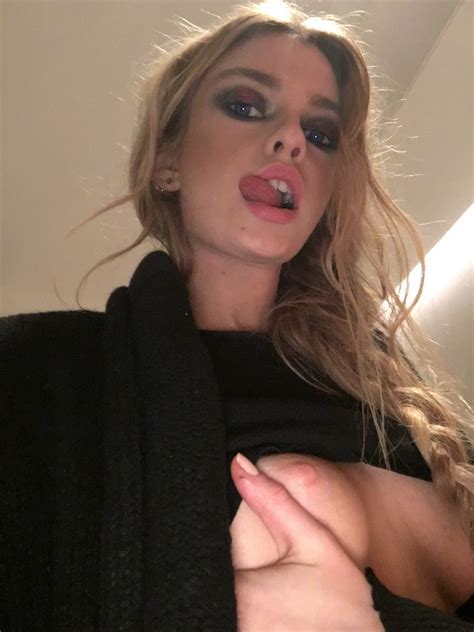 Stella Maxwell Showed Her Tits In Deep Cleavage 5 Photos The Fappening
