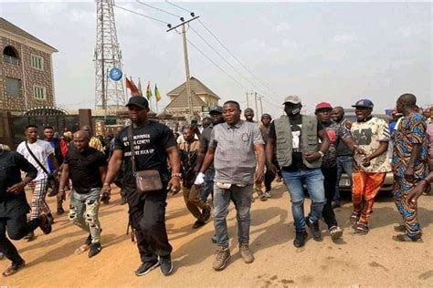 Yoruba nation agitator, sunday adeyemo aka sunday igboho, on monday arrived the court of appeals in cotonou, benin republic, to face trial. PHOTOS/ VIDEO: Sunday Igboho lands in Ogun state says, we ...