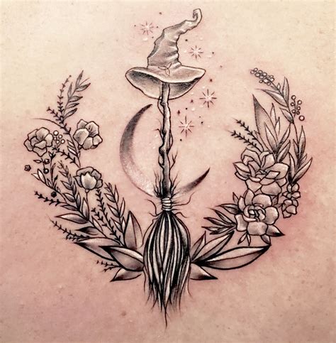 Floral Lune Sorcière Tatouage Tattoodrawings In 2020 Wiccan Tattoos