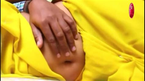 Shashi Aunty Navel Pressed And Smooched In Yellow Saree Porn Videos