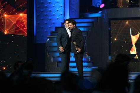 Salman Khan Hugs Shah Rukh Khan On Stage
