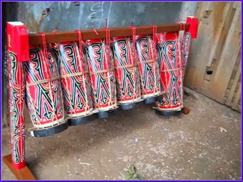 Jika dilihat alat musik bonang memiliki bentuk alat musik yang berasal dari jawa tengah ini juga biasa digunakan untuk mengiringi pertunjukan. 15 Alat Musik Tradisional Sumatra Utara - Tambah Pinter