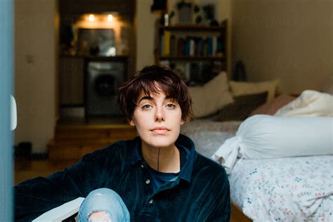 Portraits Of Young Short Haired Woman In Her House Del Colaborador De