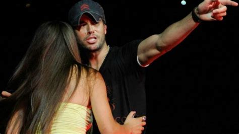 El Apasionado Beso De Enrique Iglesias A Una Fan En Pleno Concierto