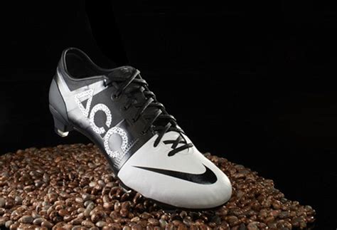 The official facebook page for raheem sterling. Raheem Sterling and Eden Hazard to wear new Nike GS2 boots ...