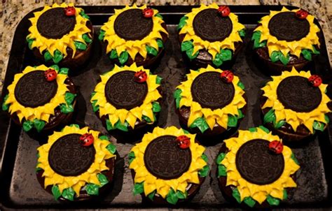 #30 closed star decorating tip. Wonderful DIY Sunflower Cupcakes
