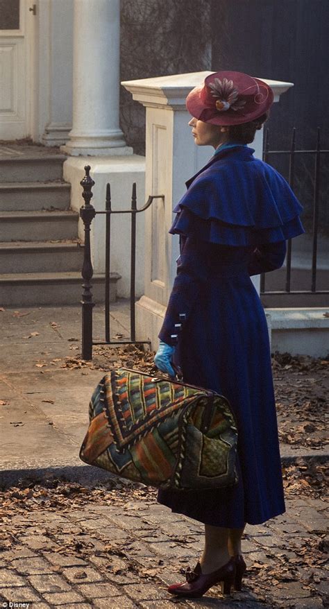 First Picture Of Emily Blunt In Mary Poppins Returns Daily Mail Online