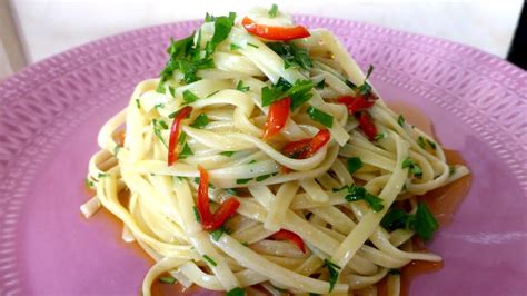 20 minuti tempo di cottura: Spaghetti Aglio Olio e Peperoncino (o Bavette) - YouTube