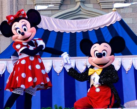 True Love Mickey And Minnie In Dream Along Disney Mouse Disney Fun
