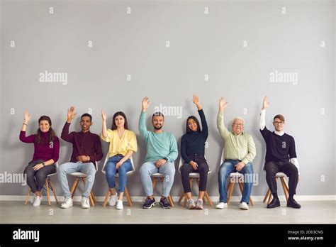 Grupo De Personas Diversas Y Felices Levantándose Las Manos Votando Por