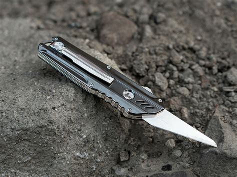 Titanium Dual Action Automatic Utility Knife And Comb Has A Replaceable