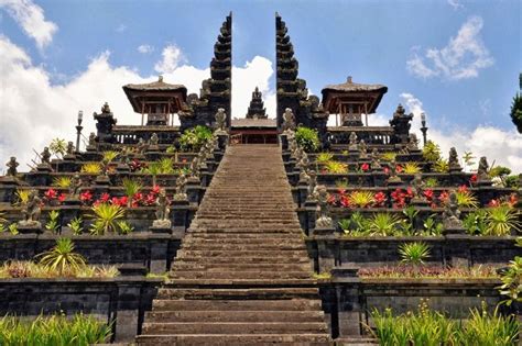 9 Tempat Ibadah Terindah Berbagai Agama Di Indonesia