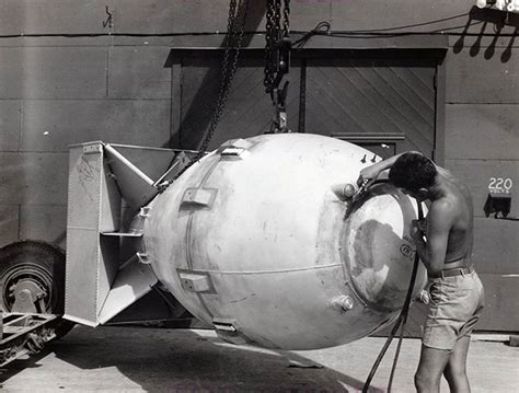 31 Chilling Photos Of The Final Preparations For Atomic Bombings On