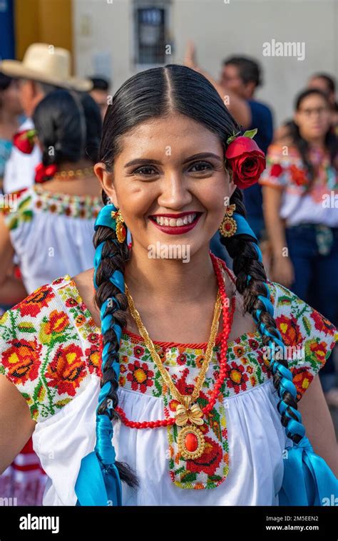 Una Joven Y Atractiva Bailarina Con Traje Tradicional De Santiago Pinotepa Nacional En Un