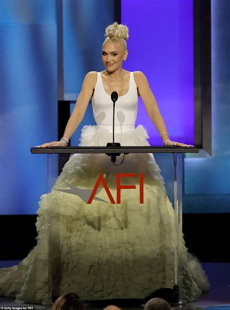 Julie Andrews 86 Looks Gorgeous As She Is Honored At 48th Afi Life Achievement Award Gala