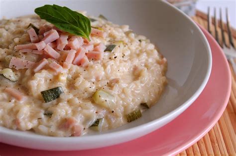 Per preparare la pasta zucchine, panna e prosciutto cotto lavate la zucchina, spuntate le estremità ed affettatele sottilmente usando una mandolina o, in alternativa, affettatele con un coltello. Risotto con zucchine, prosciutto cotto e Philadelphia ...