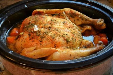 Incorporer les boulettes de farce; Cuire un poulet entier à la mijoteuse c'est si bon ! en 2019 | Mijoteuse, Poulet mijoteuse et ...