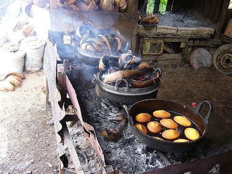 Selalunya, cara tradisional pembuatan bahulu adalah dibakar menggunakan bara sabut kelapa yang diletakkan di bahagian atas dan juga di bahagian bawah acuan. Nostalgia Kuih Bahulu - Misteri & Sejarah - CARI Infonet