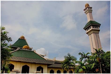 The makam pahlawan negeri or state heroes mausoleum is situated near the mosque. SUPERMENG MALAYA: Melaka 2014 : 08 - Masjid Al Azim, Melaka