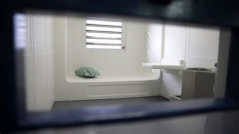a cell at new york s rikers island jail about 1 000 people die in american jails every year