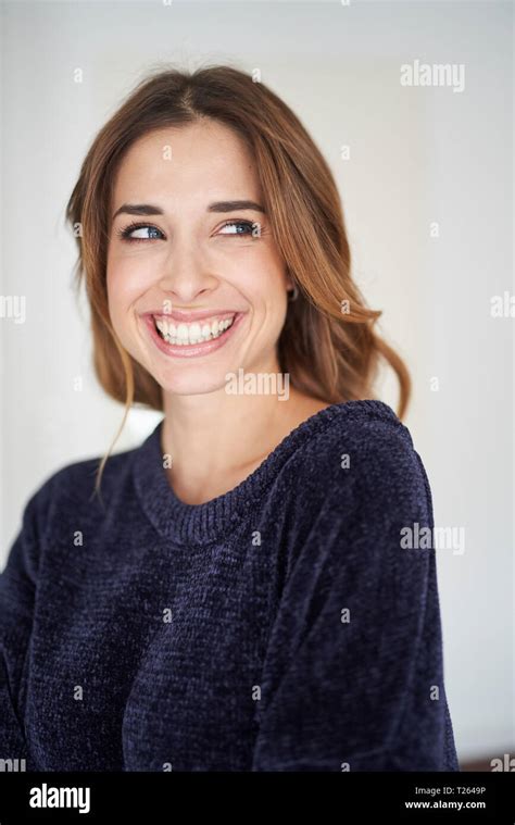 Woman Looking Sideways Hi Res Stock Photography And Images Alamy