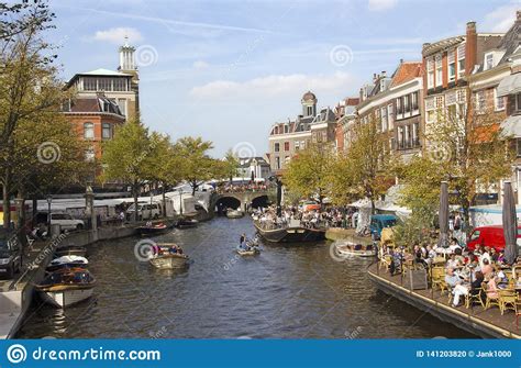 Discover leiden from the water and enjoy an entirely new view. Kanaal En Restaurants In Leiden, Holland Redactionele ...