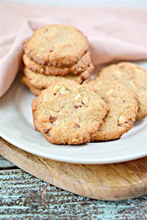 It's hard not to like this sweet tasting cookie with its soft and chewy texture. Keto Cookies - BEST Low Carb Keto "Oatmeal" Cookie - Easy ...