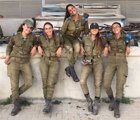 イスラエル軍の女性兵士はなぜあんなにタイトなパンツを履くのでしょうか戦闘中の動きを妨げないのでしょうか Quora