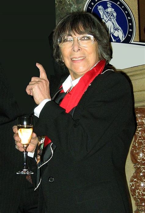 Videoklip a text písně píseň o malíři od hana hegerová. RECENZE: Šarmantní, dramatická i šibalská Hana Hegerová ...