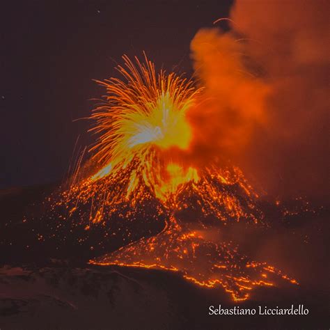 Dall' eruzione vulcanica, hanno emanato ordinanze che vietano la circolazione dei mezzi. ETNA eruzione clamorosa FOTO - Live Sicilia