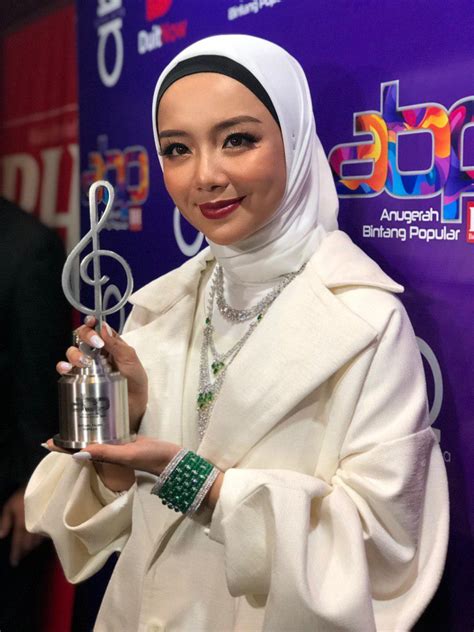 Anugerah bintang popular berita harian. Mira Filzah Bintang Paling Popular 2019 - The Mediator