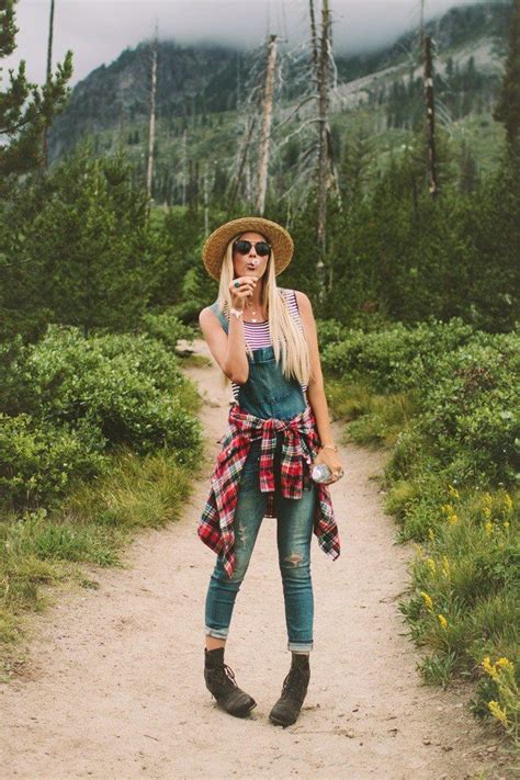 15 Hiking Outfits That Are Cute Af Society19