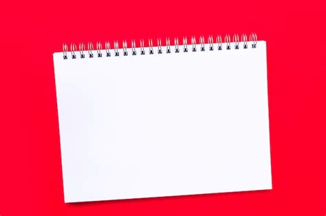Hoja De Cuaderno En Blanco Con Una Espiral Sobre Un Fondo Rojo Liso