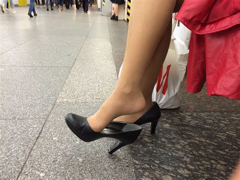 Candid Feet And High Heels — Shoeplay Via Candid Camera Girl Was Playing With