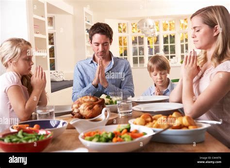 Familie Gebet vor dem Essen Braten Abendessen Stockfotografie - Alamy
