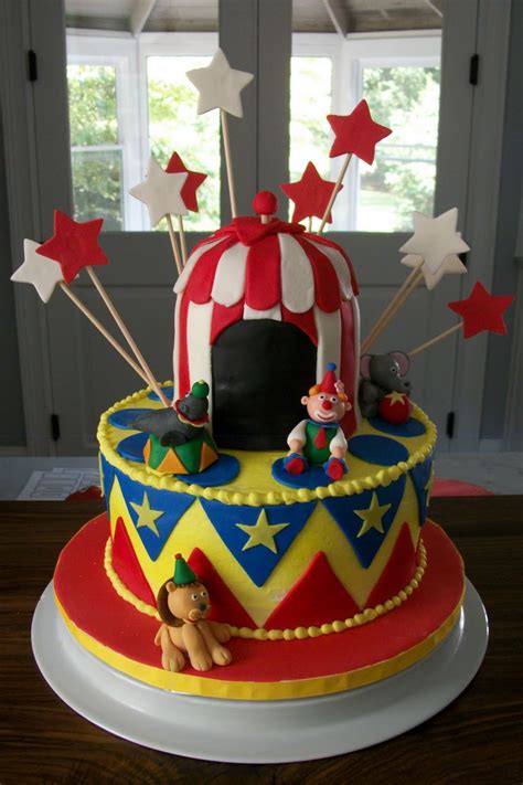 Cute idea for vintage/circus themed wedding. Bobbie's Cakes and Cookies: Circus Cake and Cookies for a ...
