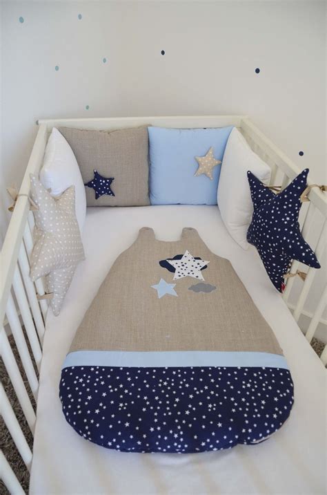 La chambre des enfants, et particulièrement celle de bébé, est un ode à la créativité. Tour de lit "La tête dans les étoiles" en lin et coton ...